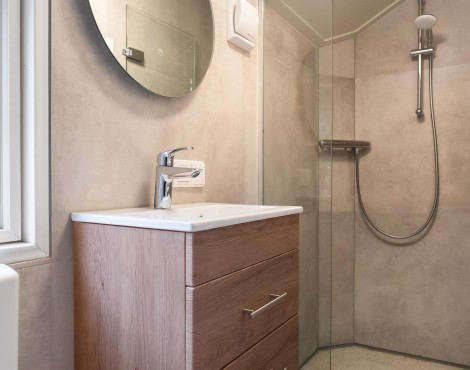 Camping-de-kleine-wolf-accommodatie-Outdoorlivinglodge-4personen-sanitair-wastafel-douche.jpg