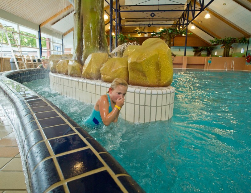 Zwembad - Binnen stroomversnelling meisje (large).jpg