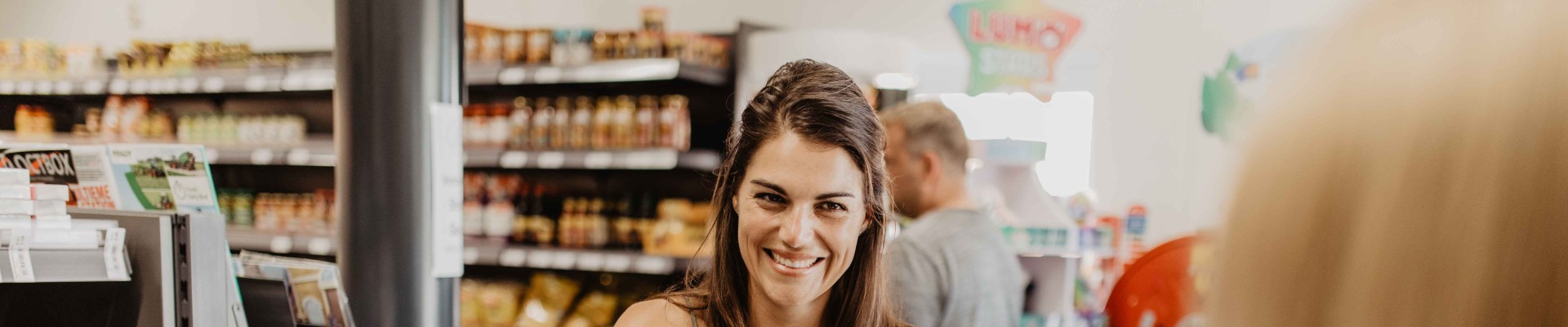 Camping-de-kleine-wolf-faciliteit-supermarkt-betaling-vrouw.jpg
