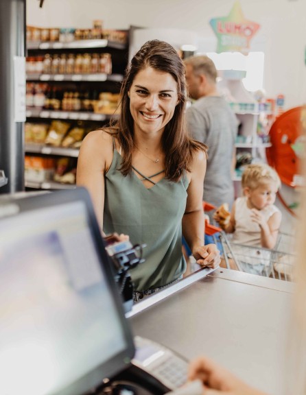Camping-de-kleine-wolf-faciliteit-supermarkt-betaling-vrouw.jpg