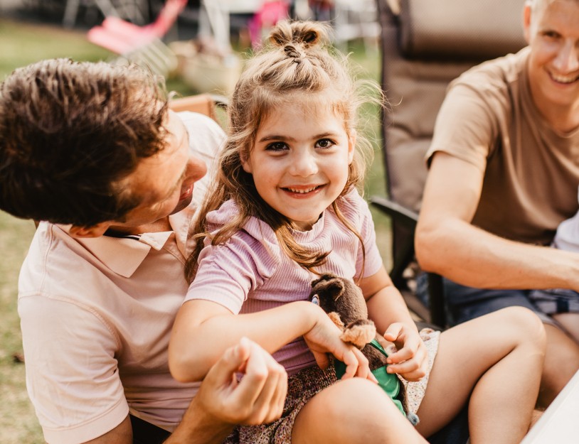 Camping-de-kleine-wolf-kamperen-meisje-schoot-wolfie-schattig.jpg