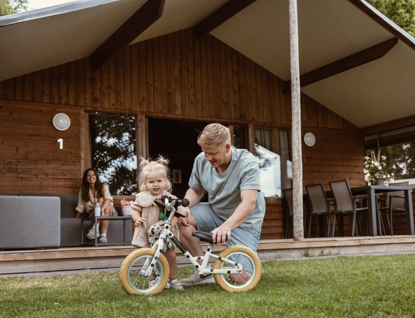 Camping-de-kleine-wolf-accommodatie-zwaluwlodge-meisje-vader-fiets.jpg