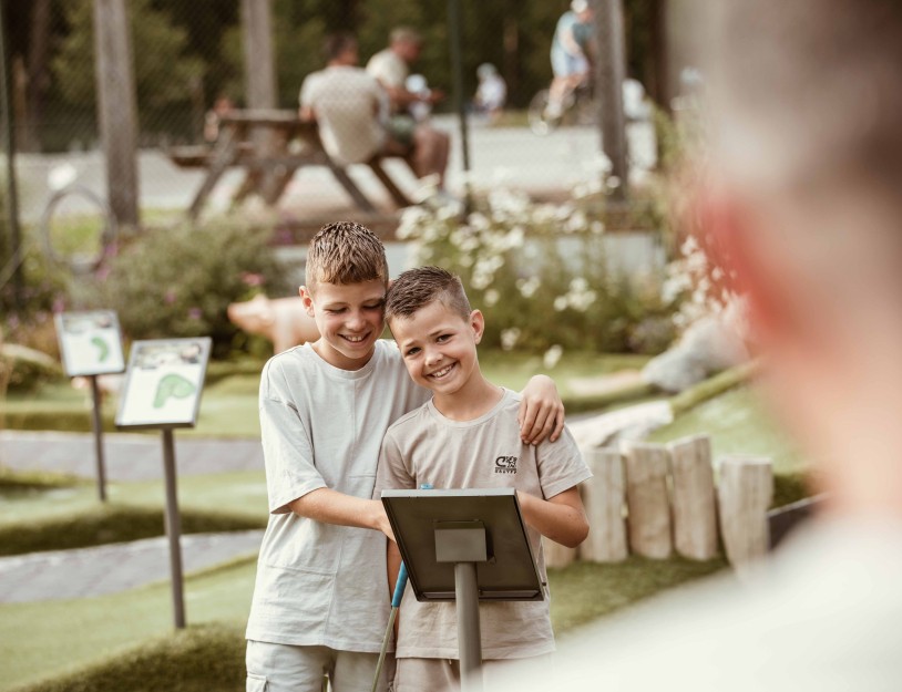 Camping-de-kleine-wolf-faciliteit-adventuregolf-jongens-3.jpg