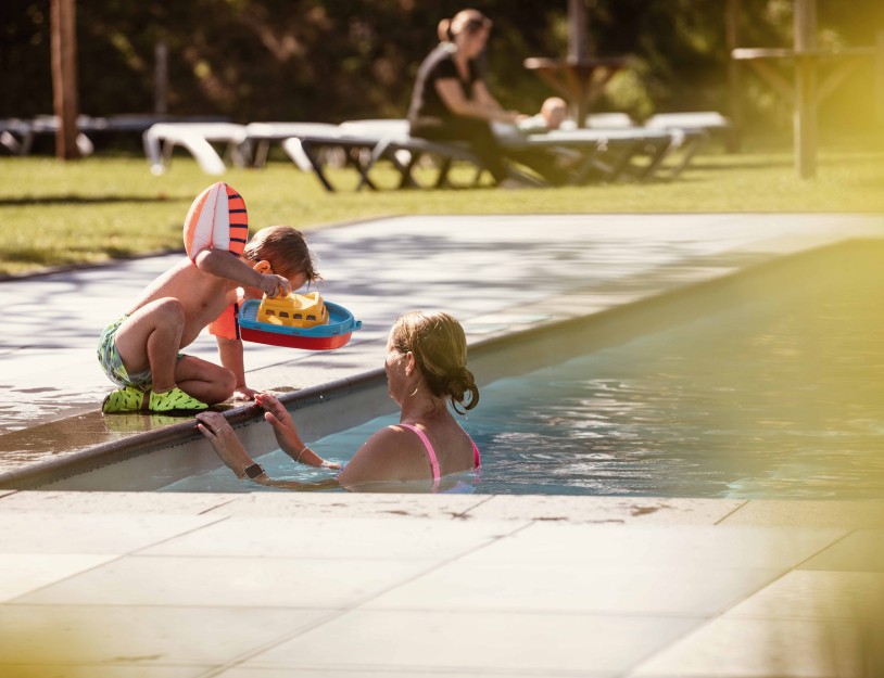 Camping-de-kleine-wolf-faciliteit-zwembad-buitenzwembad-extrabuitenbad-zoon-kant.jpg