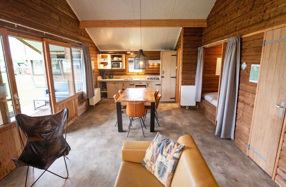 Camping-de-kleine-wolf-accommodatie-zwaluwlodge-overzicht-woonkamer-keuken.jpg
