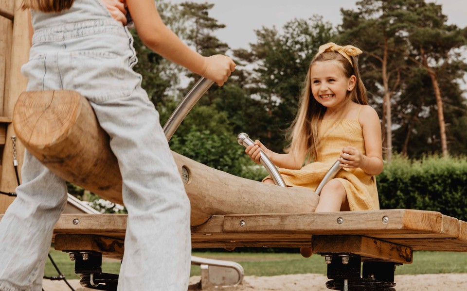 Camping-De-Kleine-Wolf-Kamperen-specht-speeltoestel-wip-wap-meisjes-2 kopie.jpg