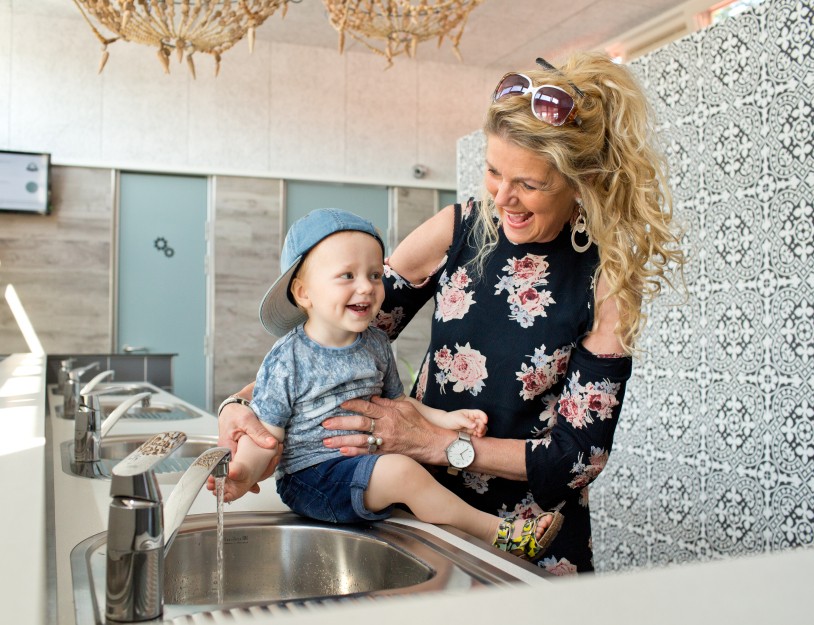 Sanitair Fazant - Met kleinzoon bij wasbak (medium).jpg