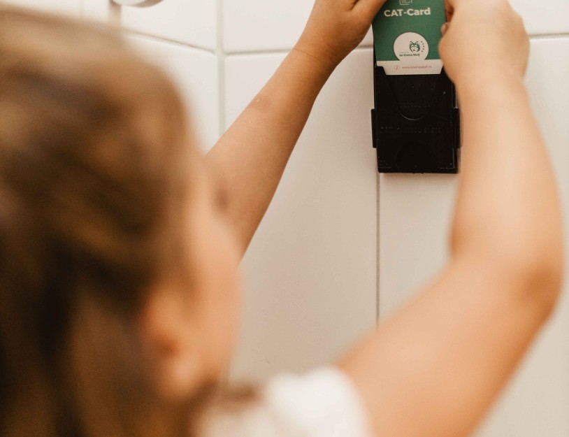 Camping-de-kleine-wolf-faciliteit-sanitairgebouw-kinderdouche-meisje-pasje-ingezoomd.jpg