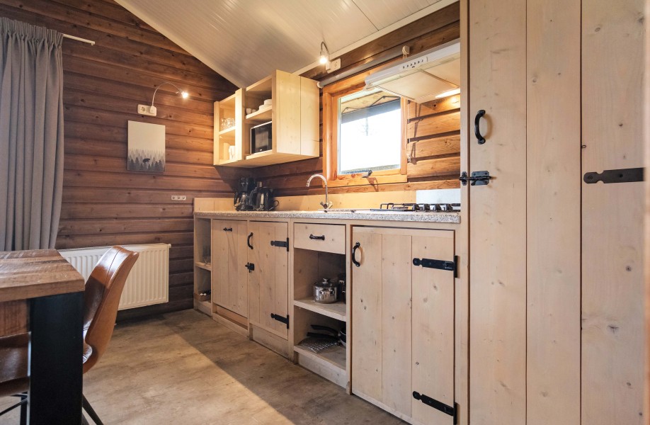 Camping-de-kleine-wolf-accommodatie-zwaluwlodge-keuken.jpg