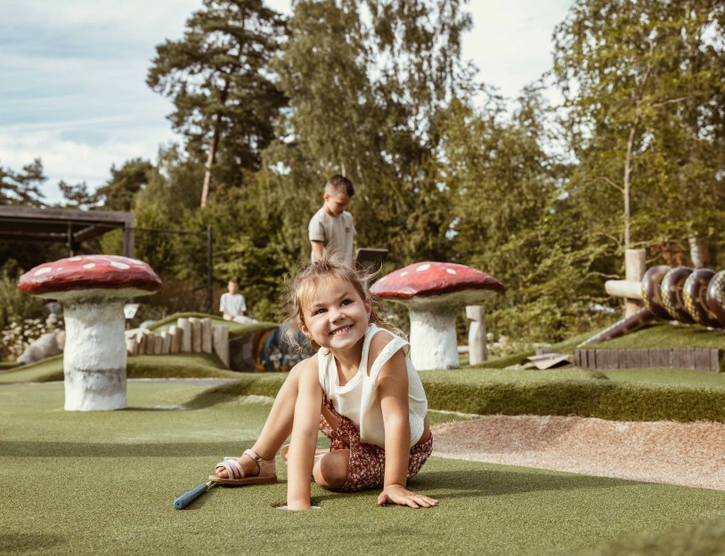 Camping-de-kleine-wolf-faciliteit-adventuregolf-meisje.jpg
