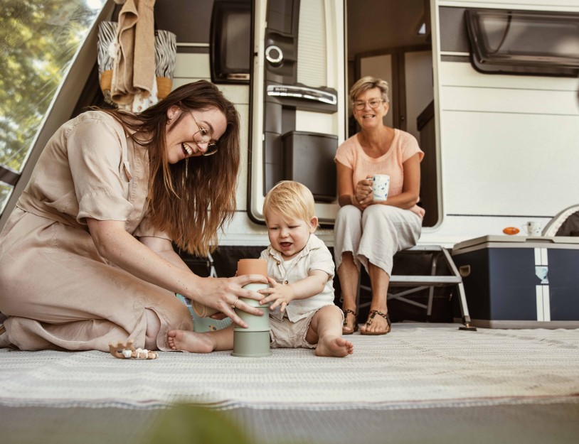 Camping-de-kleine-wolf-kamperen-voortent-moeder-baby-oma.jpg