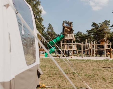 Camping-de-kleine-wolf-kamperen-kampeerveld-specht-uitzicht-speeltoestel.jpg