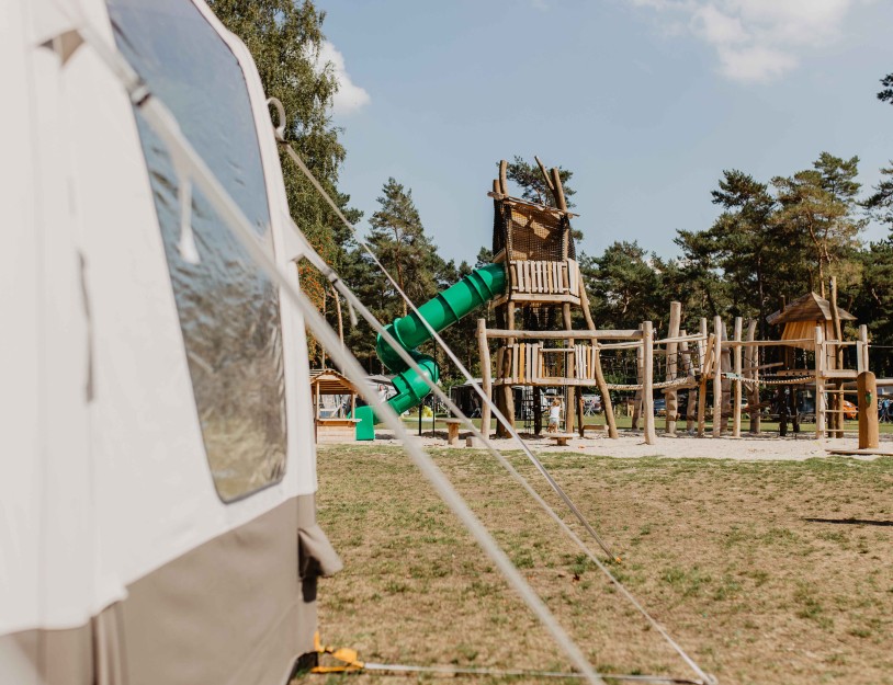 Camping-de-kleine-wolf-kamperen-kampeerveld-specht-uitzicht-speeltoestel.jpg