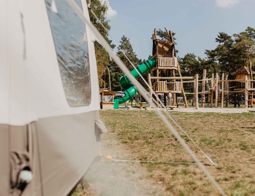 Camping-de-kleine-wolf-kamperen-kampeerveld-specht-uitzicht-speeltoestel3.jpg