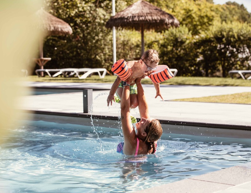 Camping-de-kleine-wolf-faciliteit-zwembad-buitenzwembad-extrabuitenbad-zoon-moeder-vliegen.jpg
