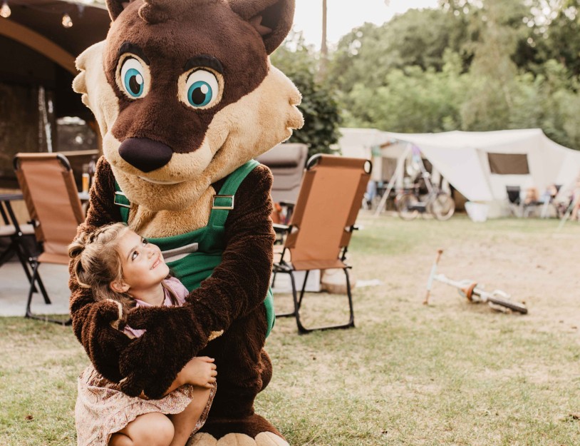 1. Camping-de-kleine-wolf-animatie-kuffelen-wolfie-verliefd.jpg