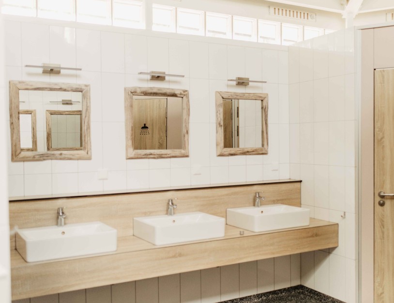 Camping-de-kleine-wolf-faciliteit-sanitairgebouw-overzicht-sanitair.jpg