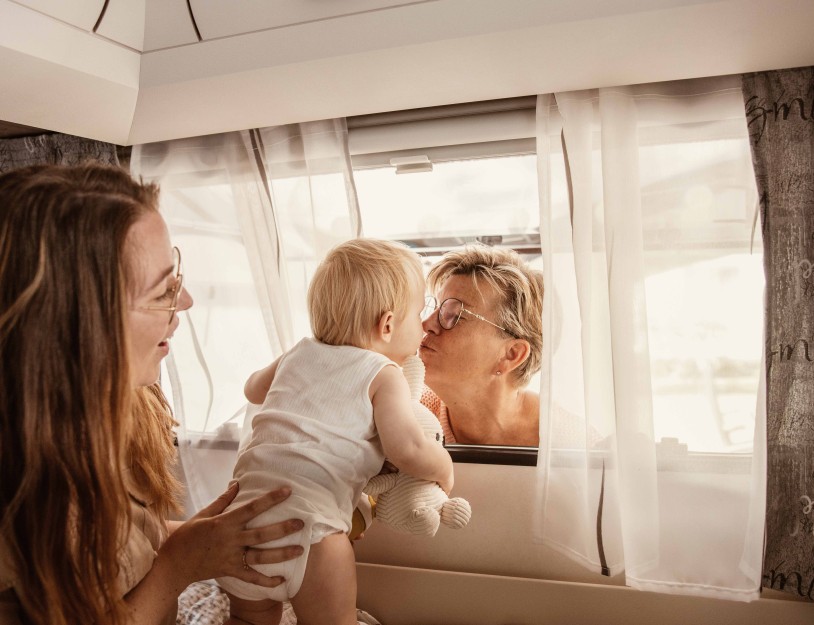 Camping-de-kleine-wolf-kamperen-baby-oma-kusje.jpg