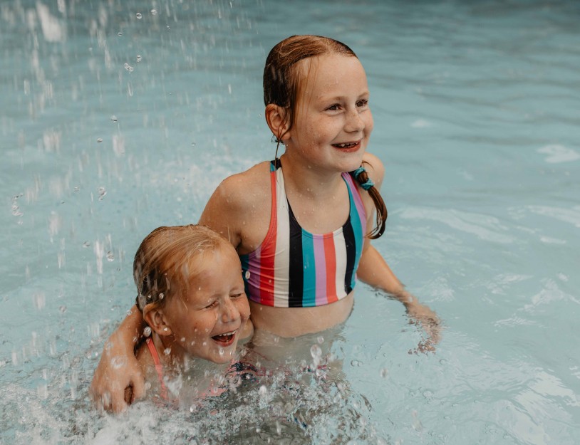 Camping-de-kleine-wolf-faciliteit-zwembad-peuterbad-meisjes.jpg