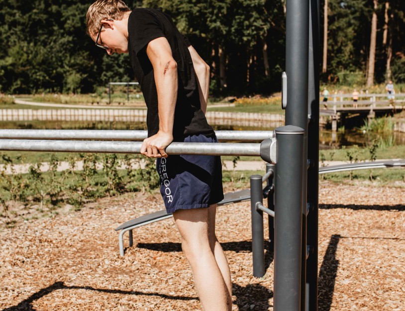 Camping-de-kleine-wolf-faciliteit-bootcamp-toestel 1-met-model.jpg