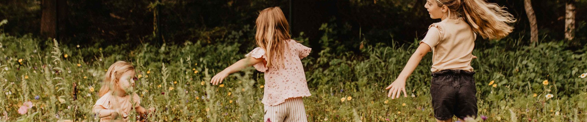Camping-de-kleine-wolf-faciliteit-bloemenweide-meisjes-dansen.jpg
