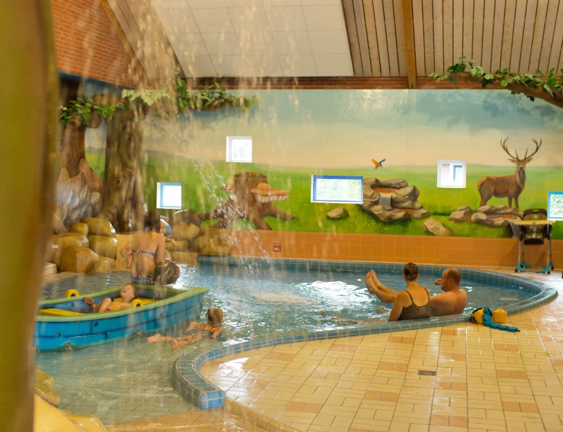 Zwembad - Binnen kinderbad staand (medium).jpg