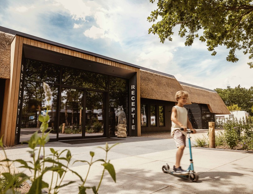 Camping-de-kleine-wolf-faciliteit-entree-receptie-jongen-step-4.jpg