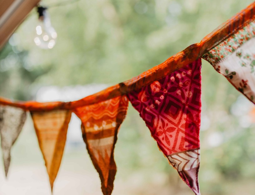 Camping-de-kleine-wolf-kamperen-feestje-tent-lichter.jpg