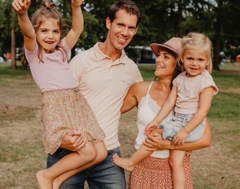 Camping-de-kleine-wolf-kamperen-familie-gezinsfoto.jpg