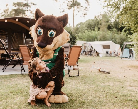 Camping-de-kleine-wolf-animatie-kuffelen-wolfie-verliefd.jpg