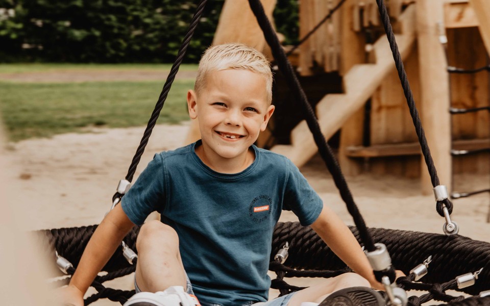 Camping-De-Kleine-Wolf-Kamperen-specht-speeltoestel-schommel-jongen kopie.jpg