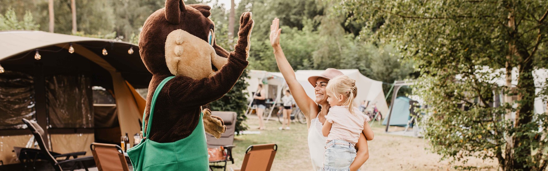 camping-de-kleine-wolf-animatie-high-five-moeder-dochter-lachen.jpg