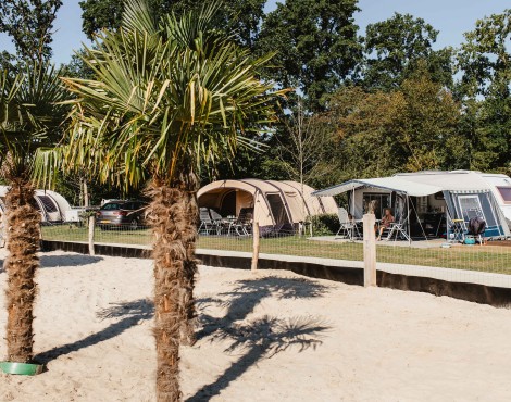 Camping-de-kleine-wolf-kamperen-aan-zandstrand.jpg
