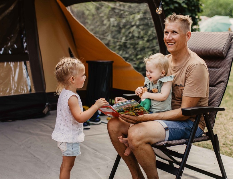 Camping-de-kleine-wolf-kamperen-boekje-lezen-kinderen.jpg