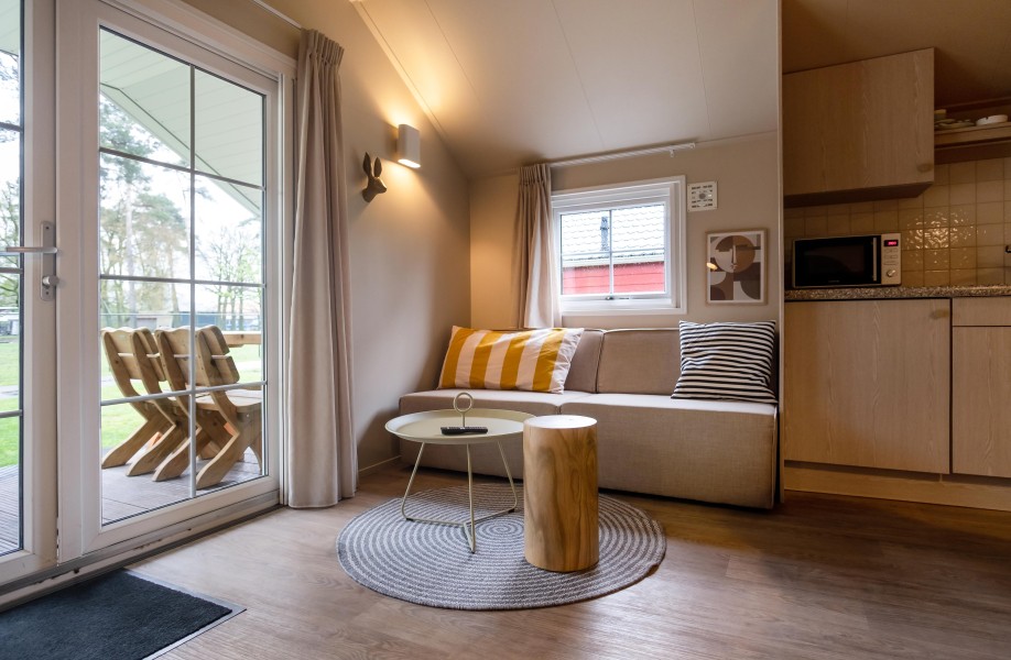 Camping-de-kleine-wolf-accommodatie-Outdoorlivinglodge-4personen-woonkamer.jpg