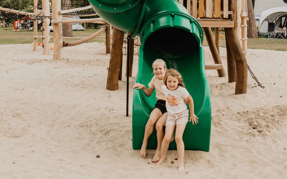 Camping-de-kleine-wolf-speeltoestel-specht-meisjes-glijbaan.jpg