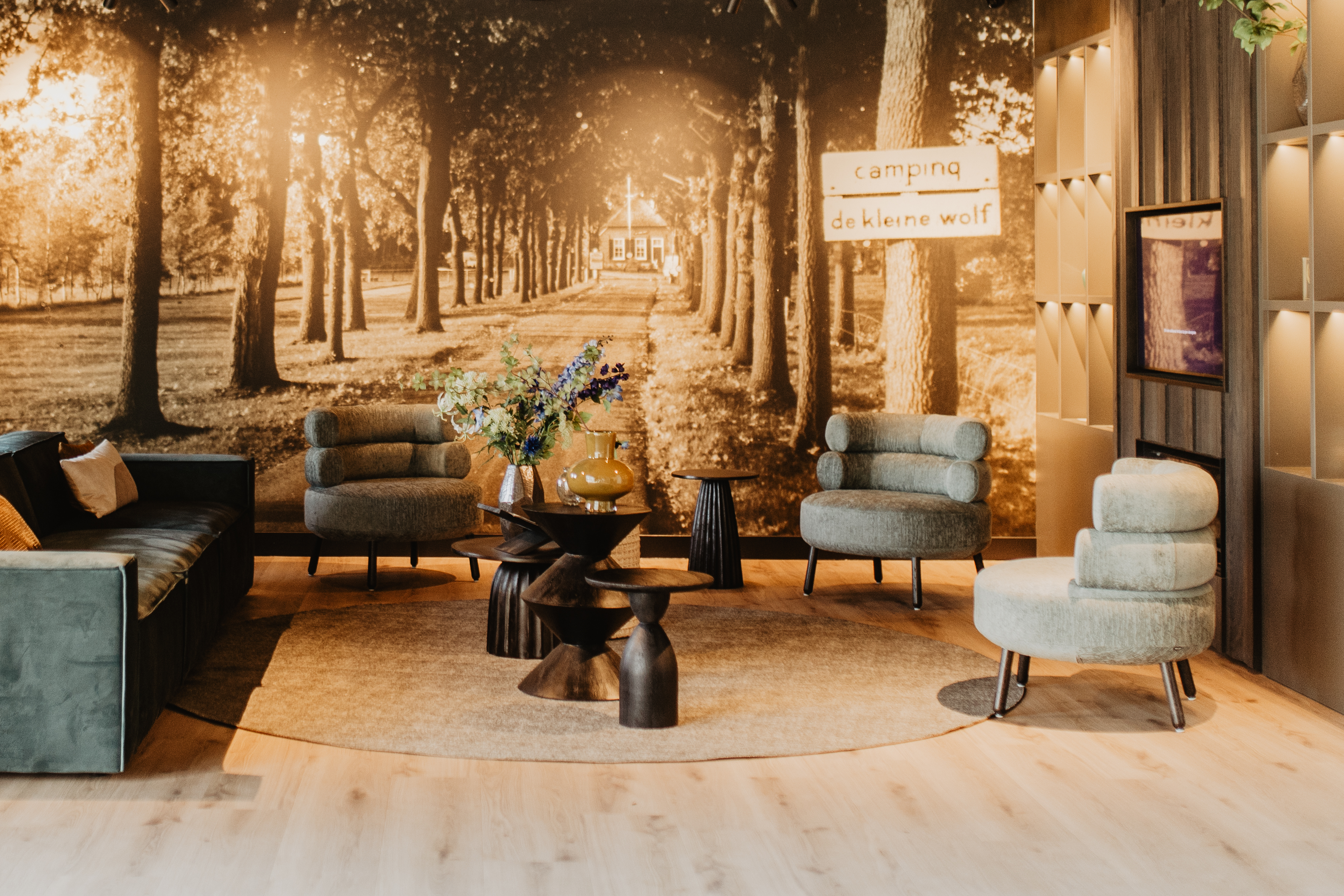 Camping-de-kleine-wolf-entreegebouw-receptie-zithoek-5.jpg