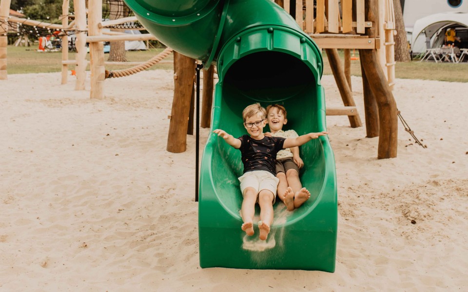 Camping-de-kleine-wolf-speeltoestel-specht-jongens-glijbaan.jpg