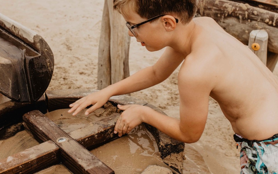 Camping-de-kleine-wolf-faciliteit-zandstrand-speeltoestel-spelen-met-zand-3.jpg