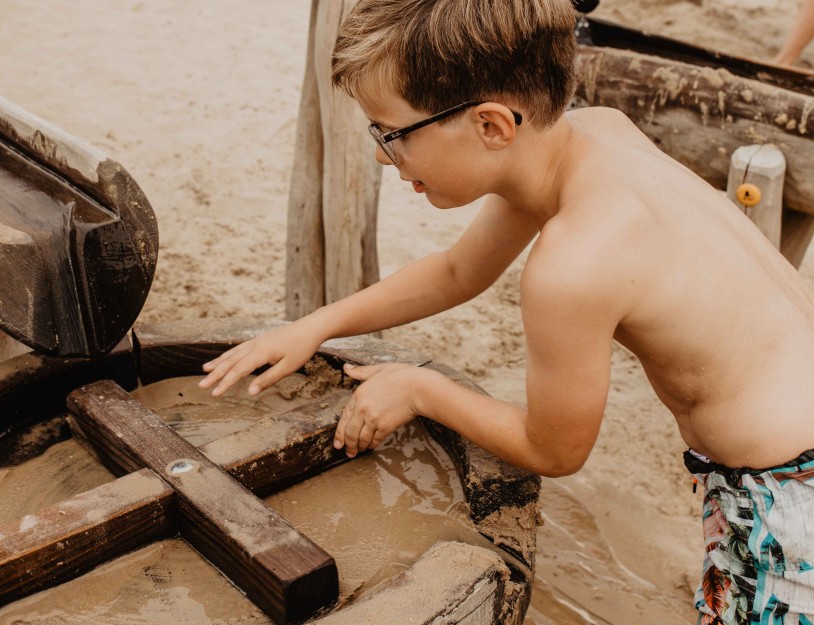Camping-de-kleine-wolf-faciliteit-zandstrand-speeltoestel-spelen-met-zand-3.jpg