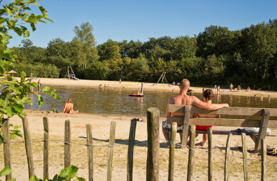 Playa - Stel op bankje (medium).jpg