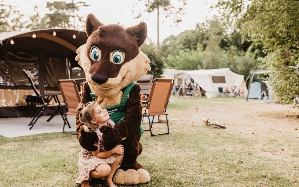 Camping-de-kleine-wolf-animatie-wolfie-knuffelen-meisje.jpg