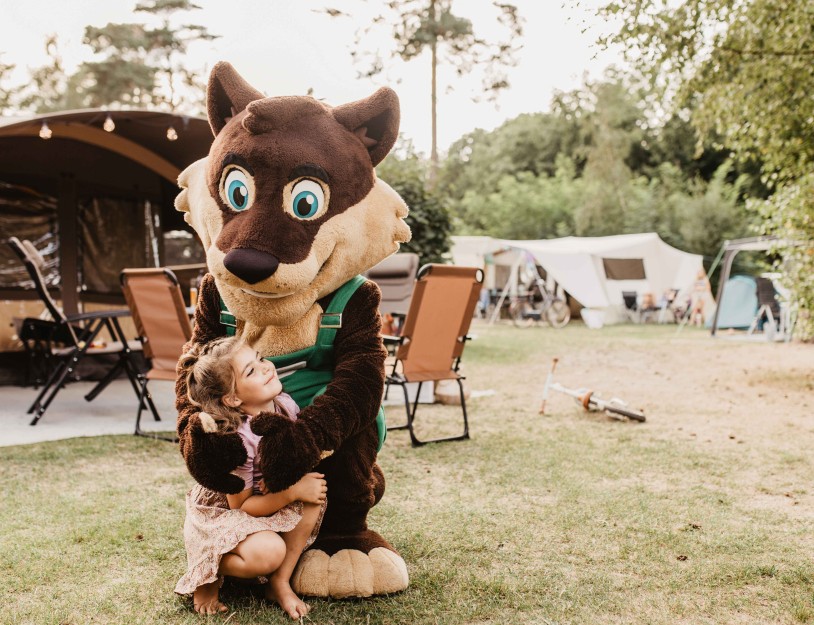 Camping-de-kleine-wolf-animatie-wolfie-knuffelen-meisje.jpg