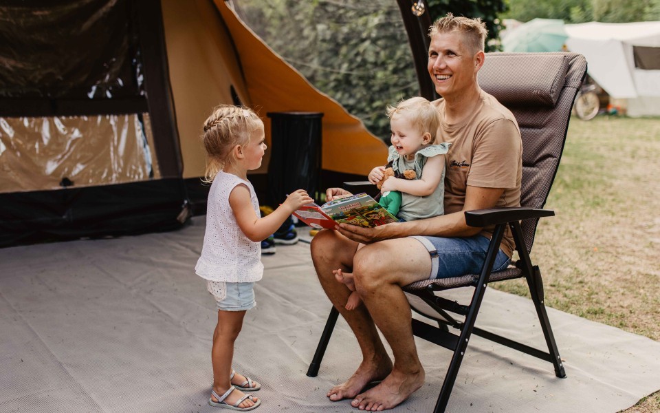 Camping-de-kleine-wolf-kamperen-boekje-lezen-kinderen.jpg