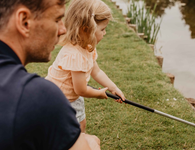 Camping-de-kleine-wolf-faciliteit-visvijver-meisje-vader-samen-vissen.jpg