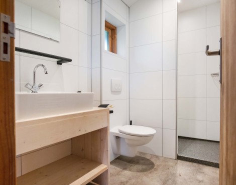 Camping-de-kleine-wolf-accommodatie-zwaluwlodge-sanitair-overzicht.jpg
