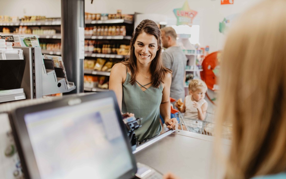 Camping-de-kleine-wolf-faciliteit-supermarkt-betaling-vrouw.jpg