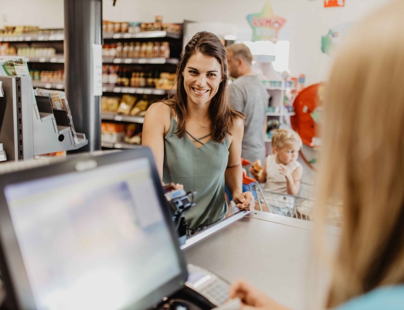 Camping-de-kleine-wolf-faciliteit-supermarkt-betaling-vrouw.jpg