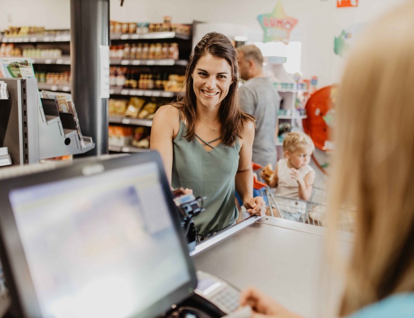 Camping-de-kleine-wolf-faciliteit-supermarkt-betaling-vrouw.jpg