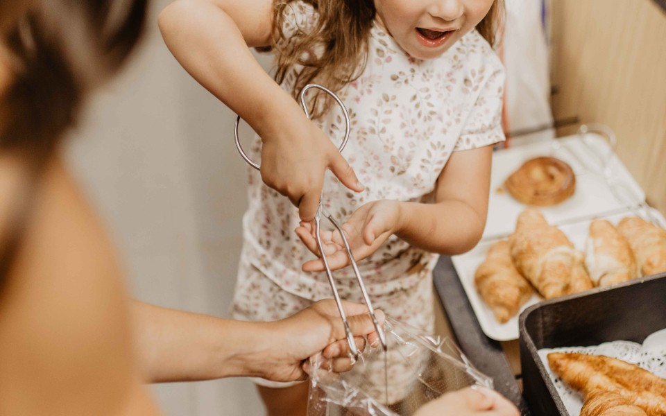 Camping-de-kleine-wolf-faciliteit-supermarkt-croissant-moeder-dochter.jpg